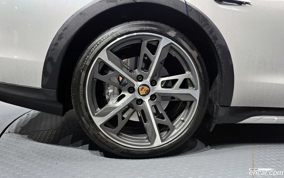 Porsche Taycan 2023 — миниатюра 5