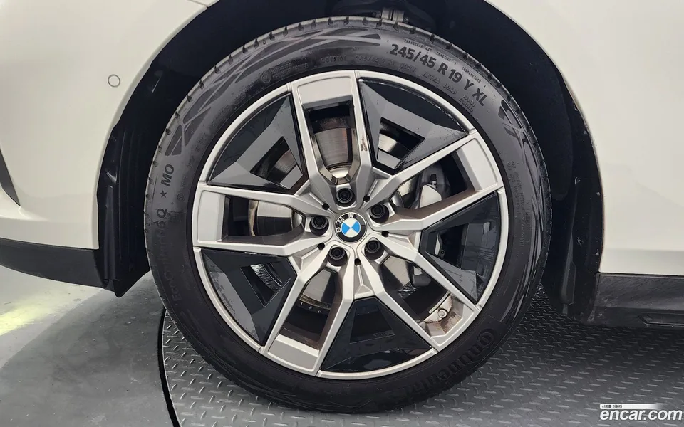 BMW 5 Series 530i xDrive 2024 — миниатюра 5