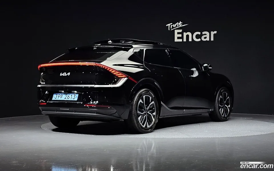 Kia EV6 2023 — миниатюра 2