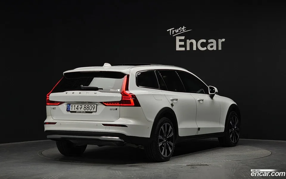 Volvo V60 Cross Country B5 AWD 2024 — миниатюра 2