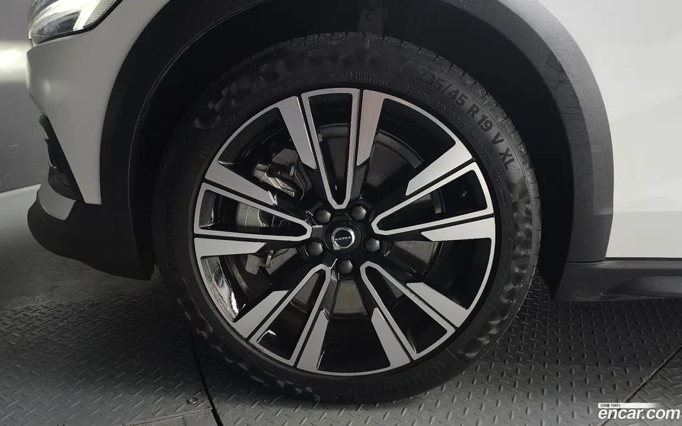 Volvo V60 Cross Country B5 AWD 2024 — миниатюра 5