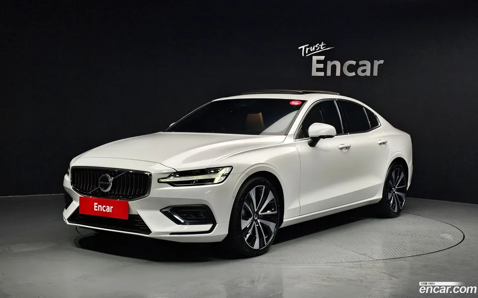 Volvo S60 B5 2024 — фото 1, купить с доставкой в Москву