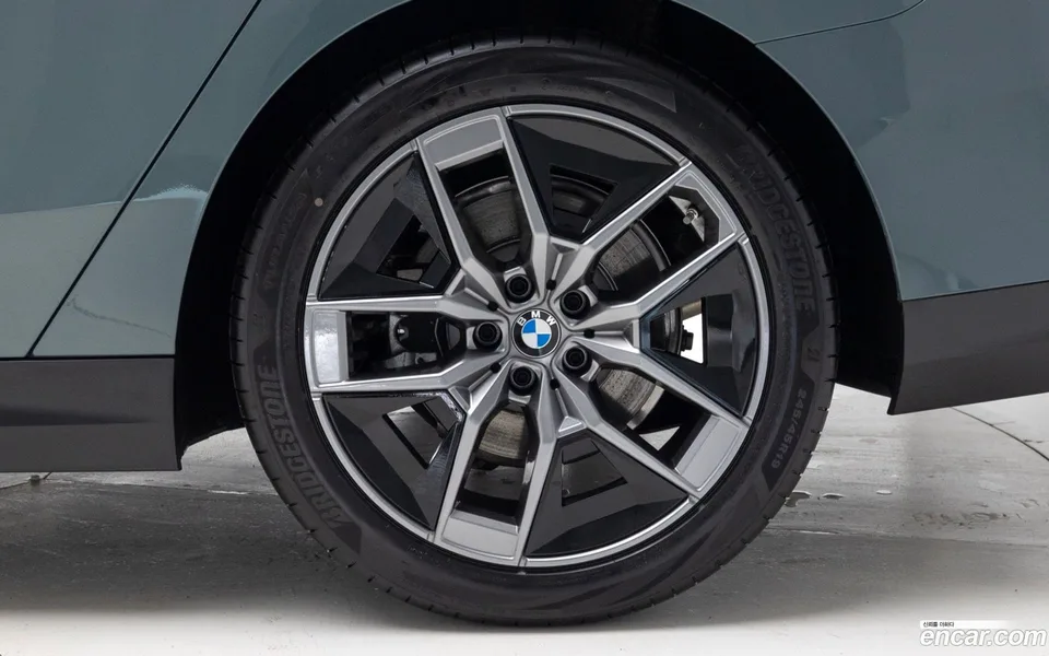 BMW 5 Series 530i xDrive 2025 — миниатюра 5