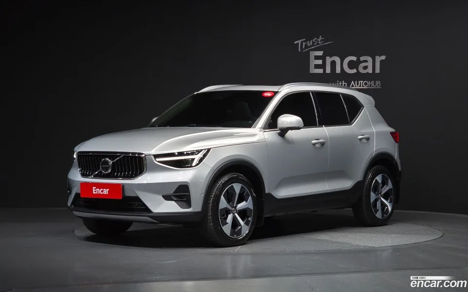 Volvo XC40 B4 2024 — фото 1, купить с доставкой в Москву