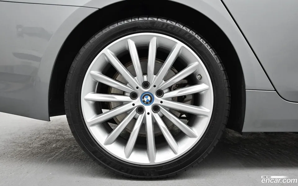 BMW 5 Series 530e 2023 — миниатюра 5