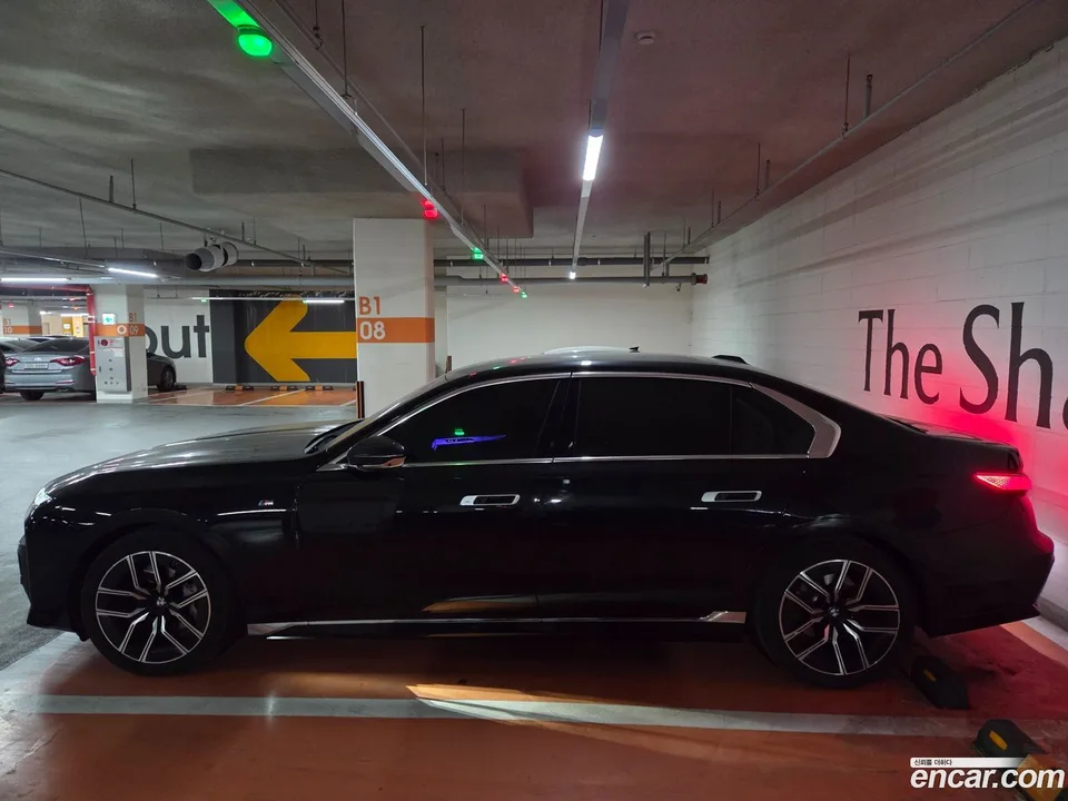 BMW 7 Series 740i xDrive M 2023 — миниатюра 2