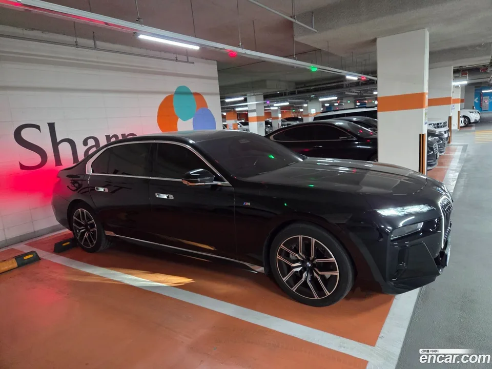 BMW 7 Series 740i xDrive M 2023 — миниатюра 3