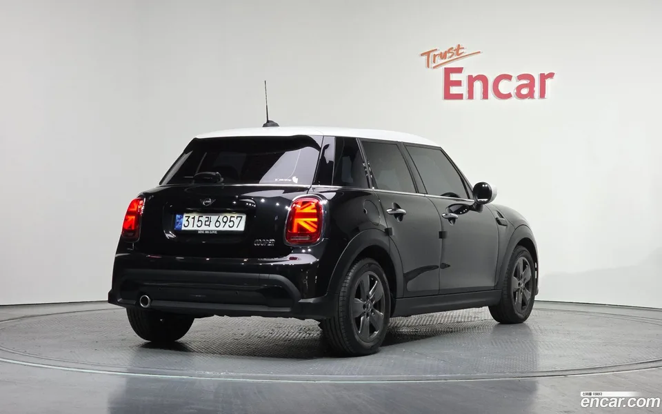 MINI Cooper 5 2023 — миниатюра 2