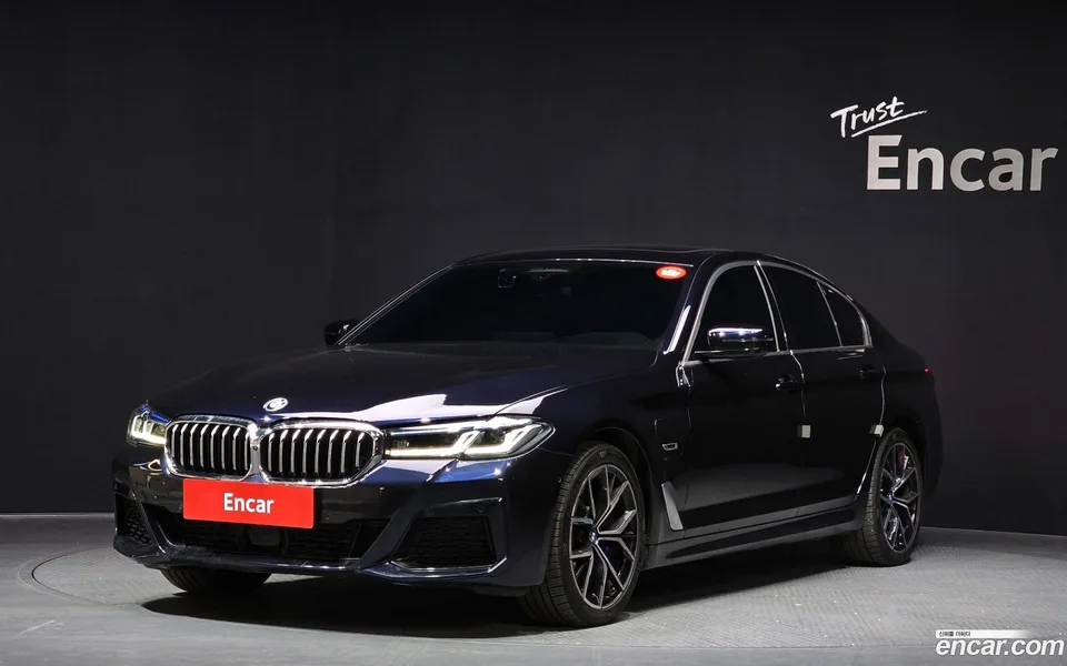 BMW 5 Series 530e M 2022 — фото 1, купить с доставкой в Москву