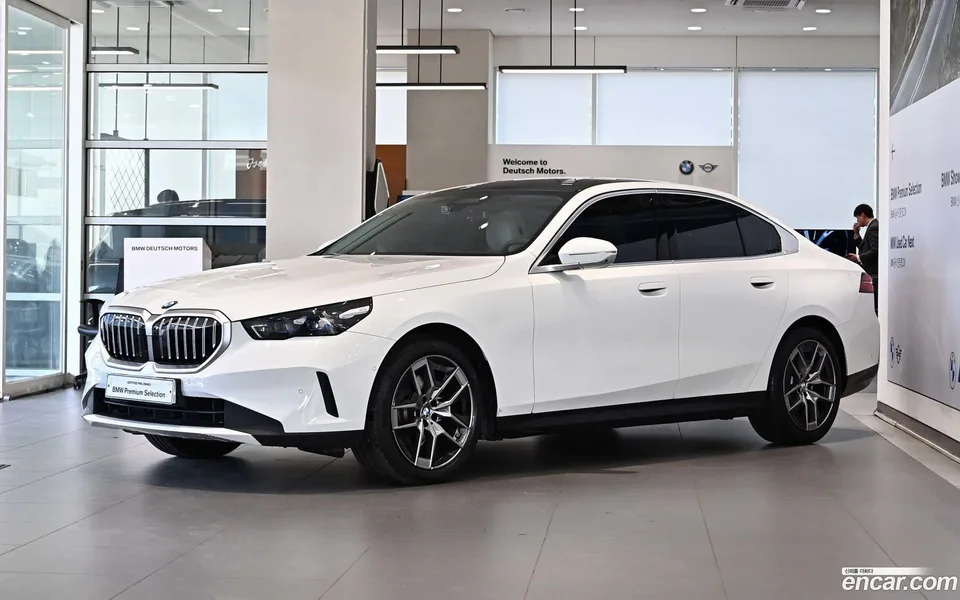 BMW 5 Series 520i 2025 — фото 1, купить с доставкой в Москву