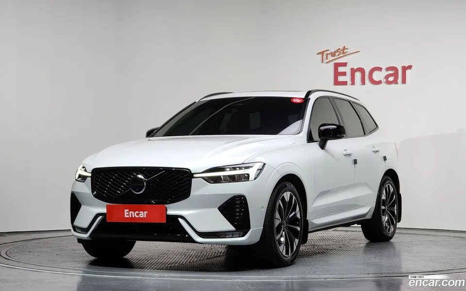 Volvo XC60 B5 2025 — фото 1, купить с доставкой в Москву