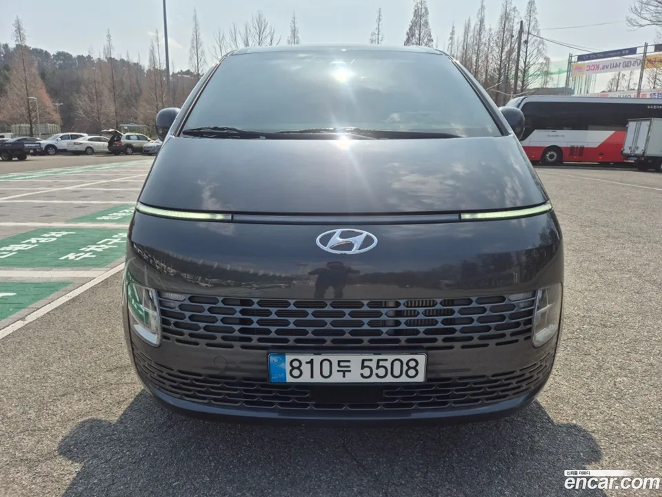 Hyundai Staria 5 2023 — фото 1, купить с доставкой в Москву