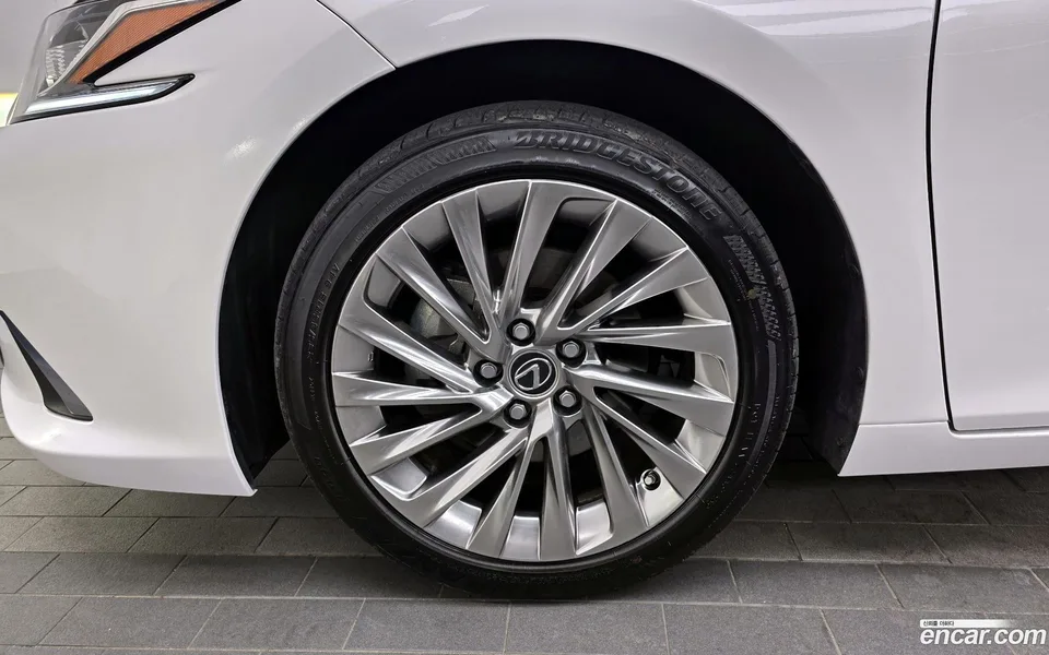 Lexus ES 300h 2023 — миниатюра 5
