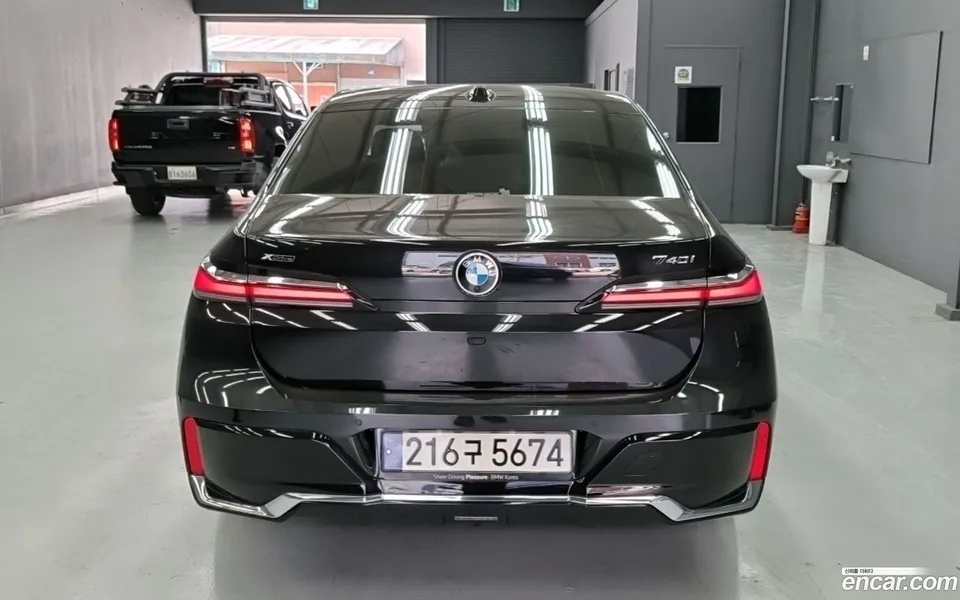 BMW 7 Series 740i xDrive M 2024 — миниатюра 4