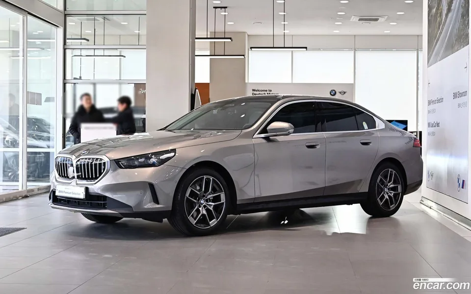 BMW 5 Series 520i 2025 — фото 1, купить с доставкой в Москву