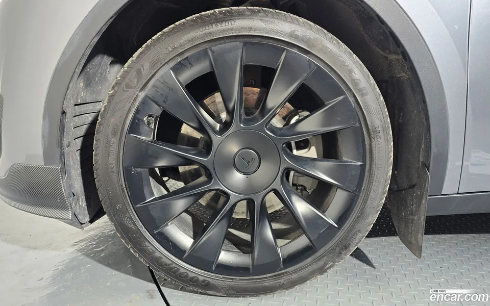 Tesla Model Y RWD 2025 — миниатюра 5