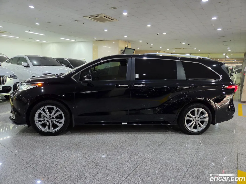 Toyota Sienna 2.5 2WD 2022 — миниатюра 3