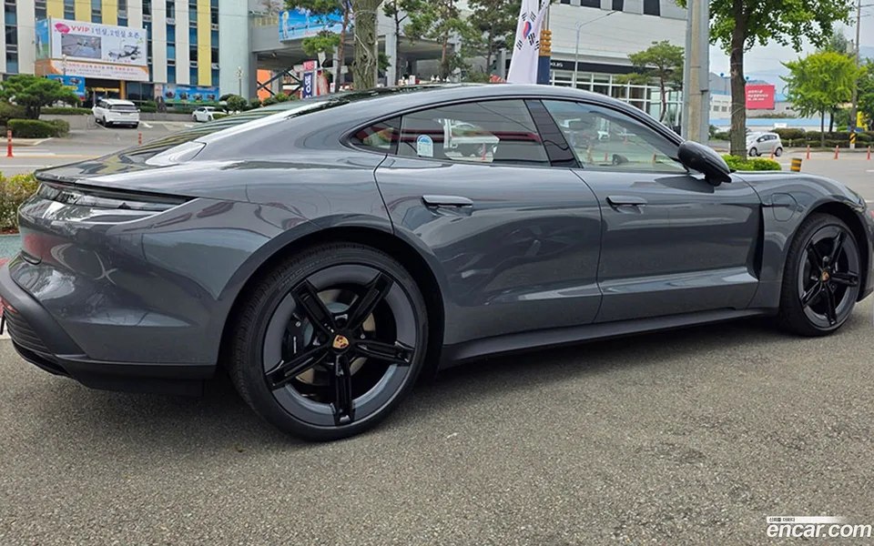 Porsche Taycan 4 2025 — миниатюра 4