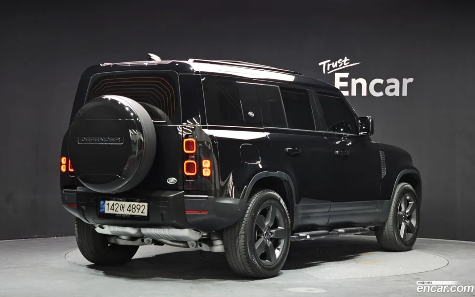 Land Rover Defender 110 D300 HSE 2022 — миниатюра 2