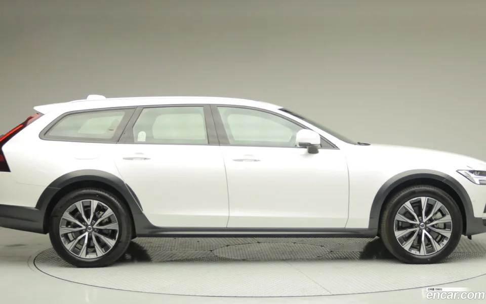 Volvo V90 Cross Country B5 AWD 2025 — миниатюра 3