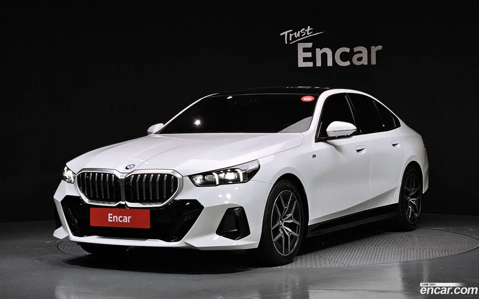 BMW 5 Series 520i M 2025 — фото 1, купить с доставкой в Москву