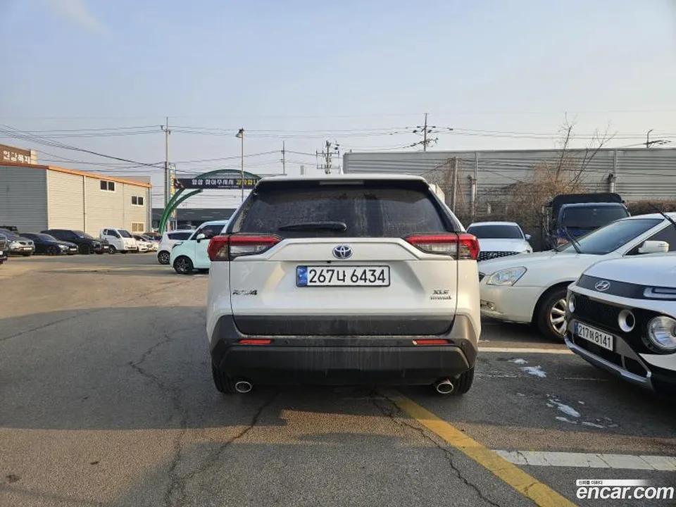 Toyota RAV4 2.5 2WD XLE 2024 — миниатюра 3