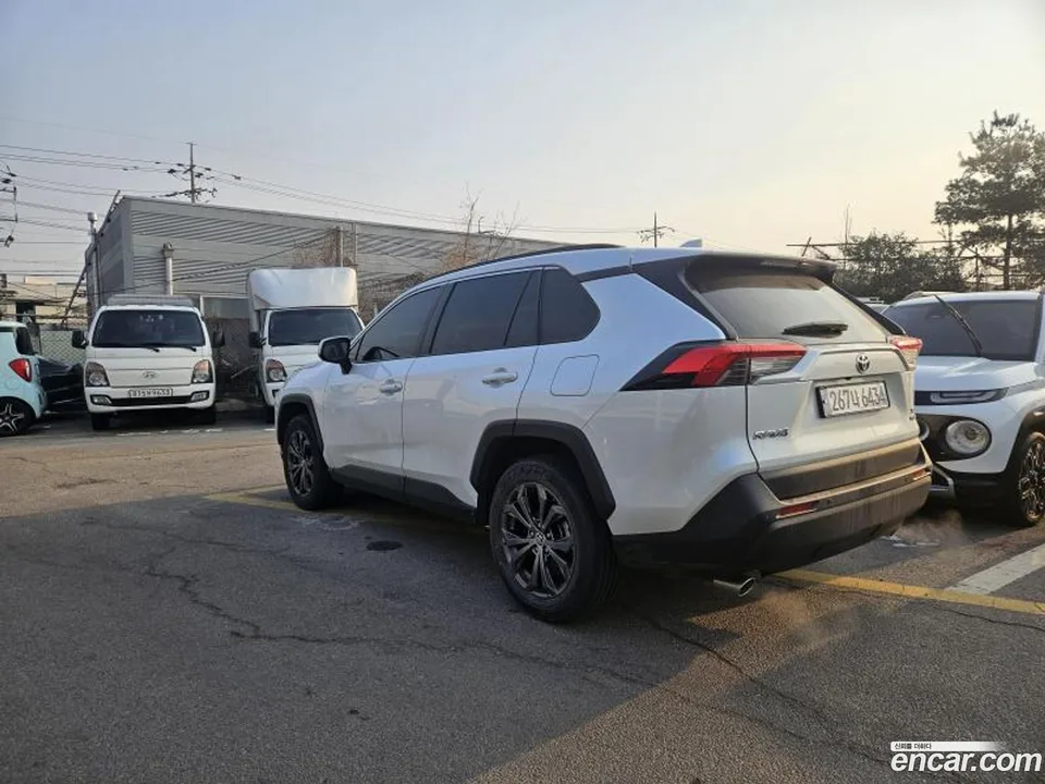 Toyota RAV4 2.5 2WD XLE 2024 — миниатюра 4