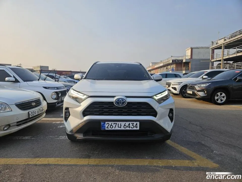 Toyota RAV4 2.5 2WD XLE 2024 — фото 1, купить с доставкой в Москву