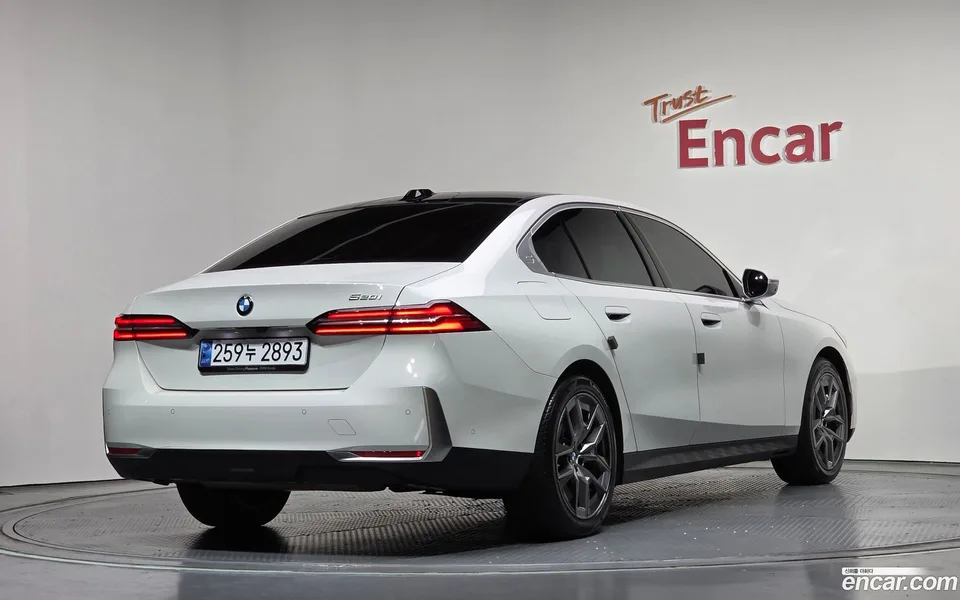 BMW 5 Series 520i 2023 — миниатюра 2