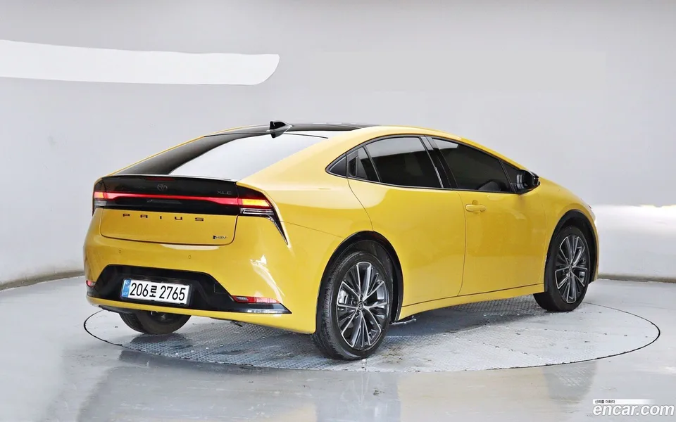 Toyota Prius 2.0 XLE 2024 — миниатюра 3