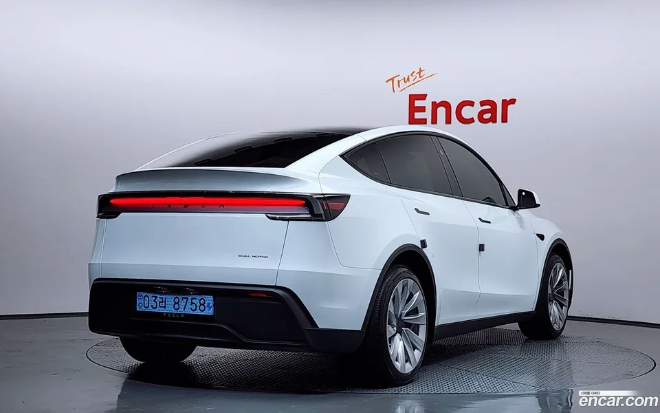 Tesla Model Y AWD 2025 — миниатюра 2