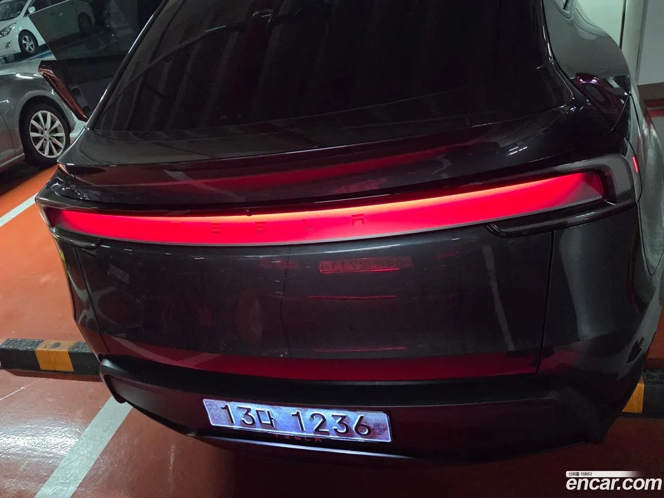 Tesla Model Y RWD 2025 — миниатюра 2