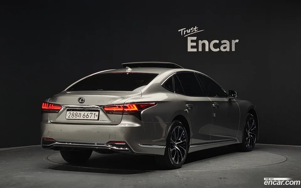 Lexus LS 500h 3.5 AWD 2023 — миниатюра 2