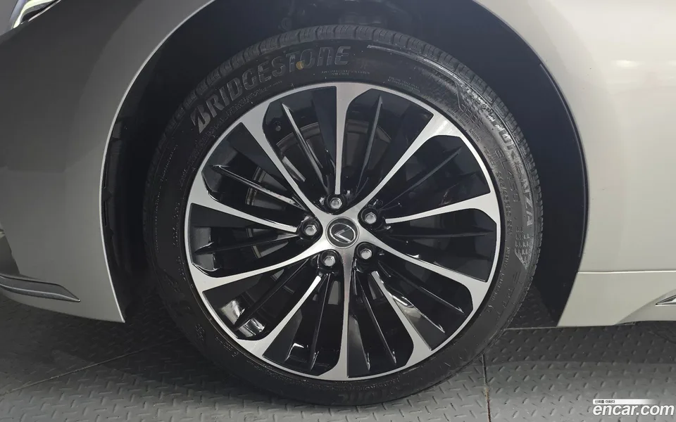 Lexus LS 500h 3.5 AWD 2023 — миниатюра 5