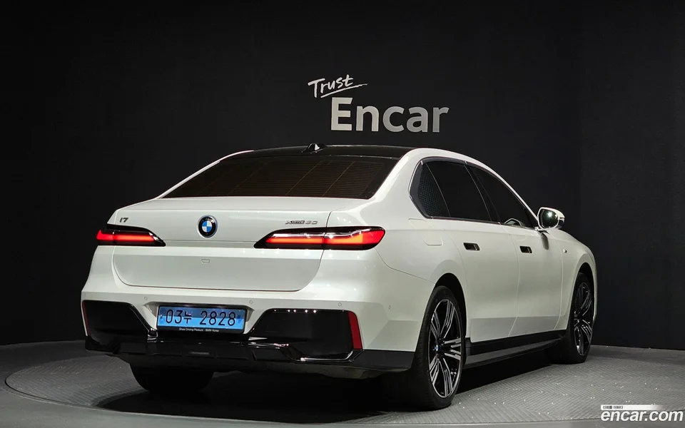 BMW i7 xDrive 60 M 2023 — миниатюра 2