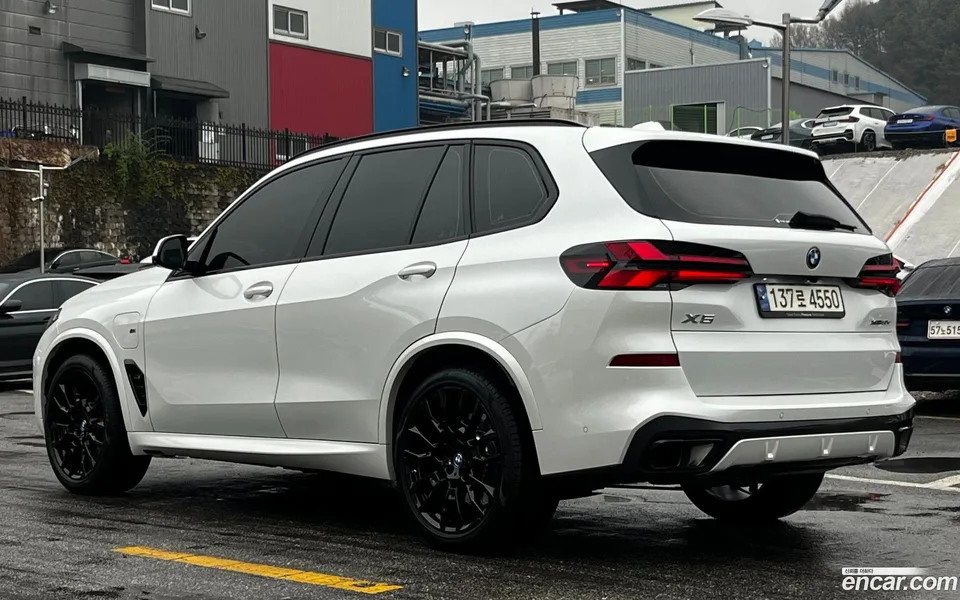 BMW X5 xDrive 50e M 2023 — миниатюра 2