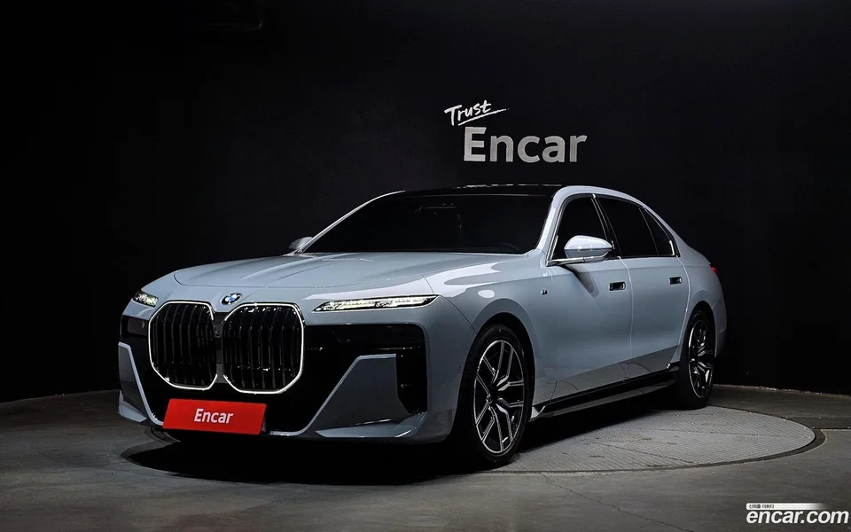 BMW 7 Series 740i sDrive M 2023 — фото 1, купить с доставкой в Москву