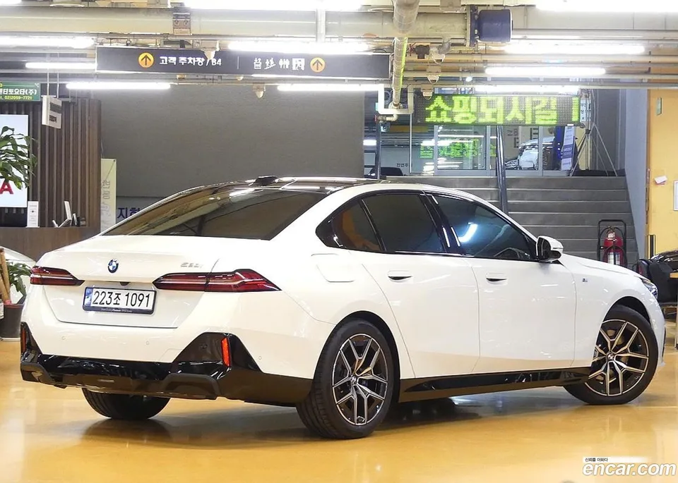 BMW 5 Series 520i M 2024 — миниатюра 2