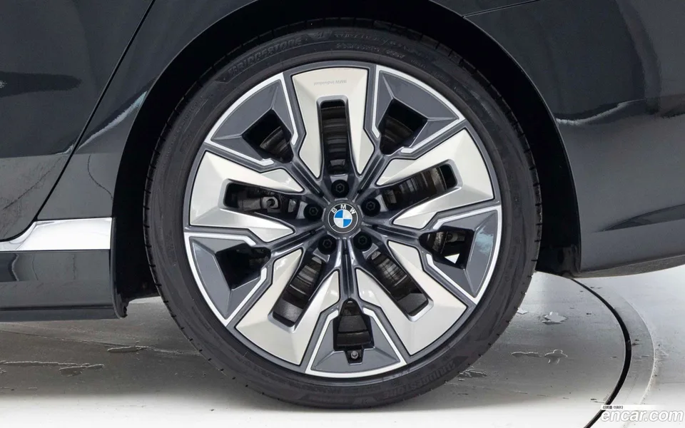 BMW i7 xDrive 60 2023 — миниатюра 5