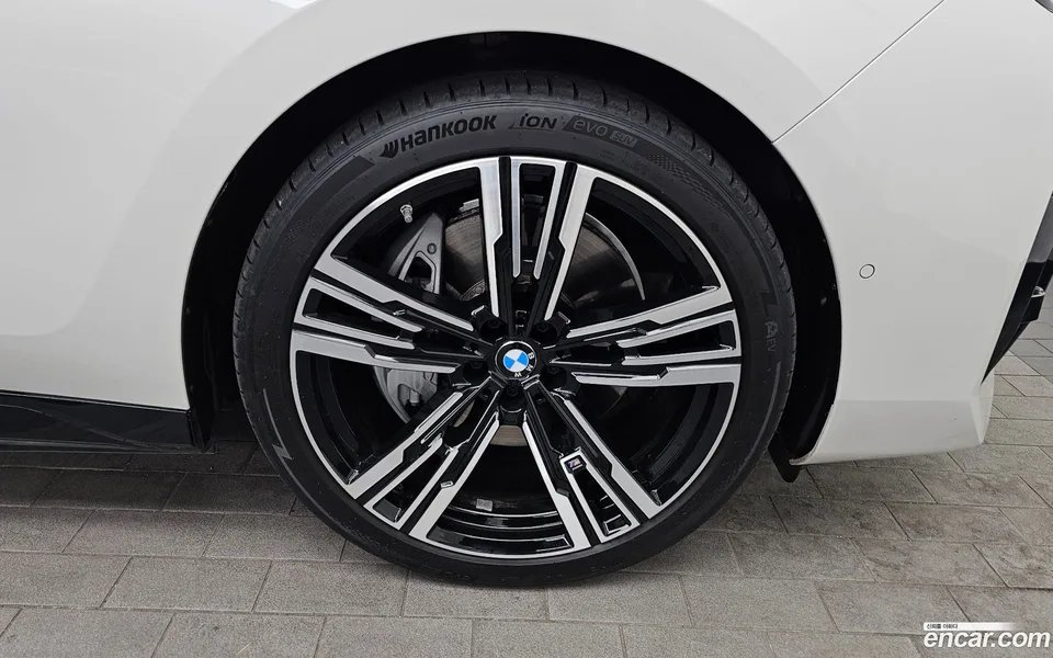 BMW i7 xDrive 60 M 2023 — миниатюра 5