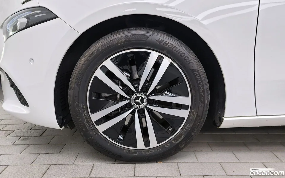 Mercedes-Benz A-Class A220 2023 — миниатюра 5