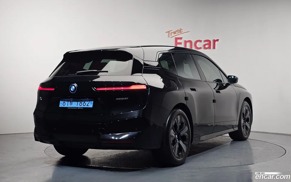 BMW iX xDrive50 2023 — миниатюра 2