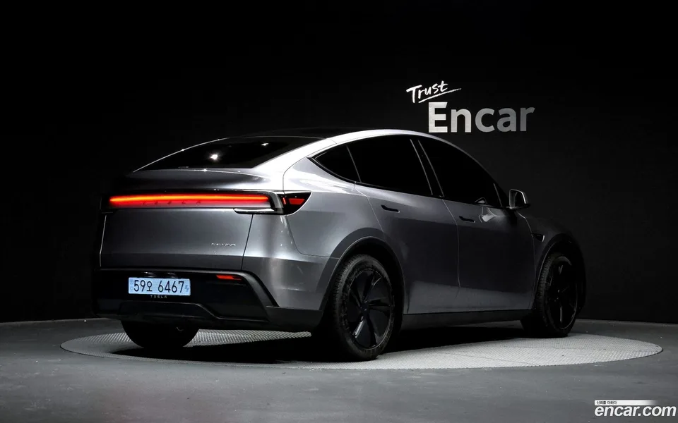 Tesla Model Y AWD 2025 — миниатюра 2