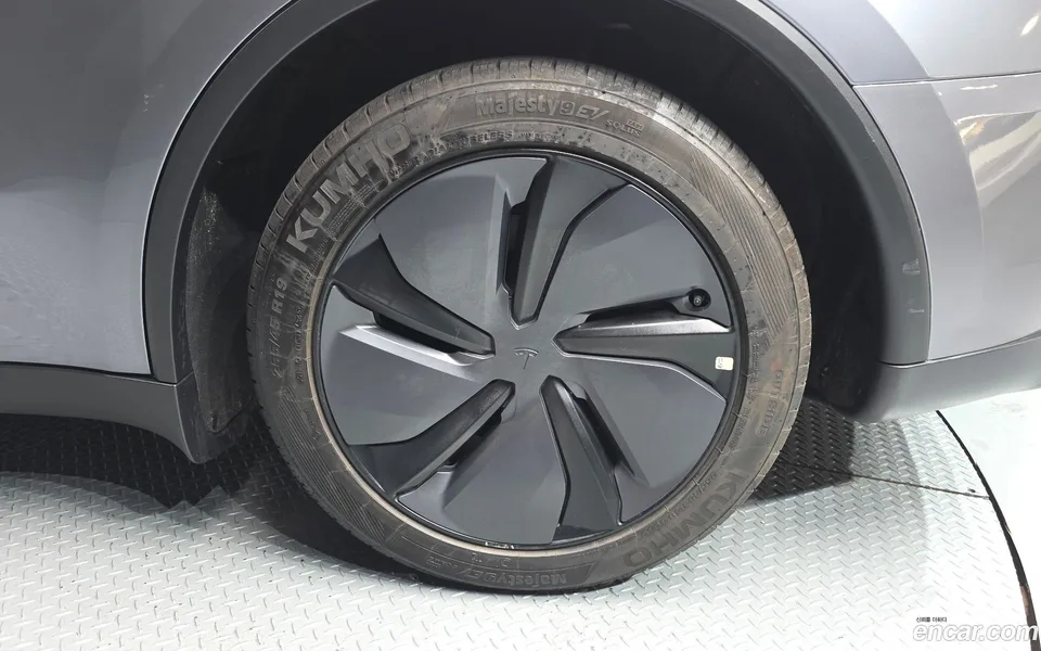 Tesla Model Y AWD 2025 — миниатюра 5