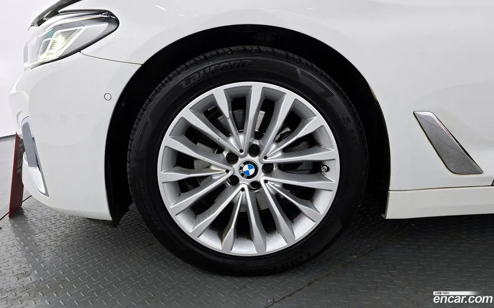 BMW 5 Series 520i 2023 — миниатюра 5