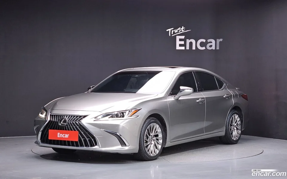 Lexus ES 300h 2022 — фото 1, купить с доставкой в Москву