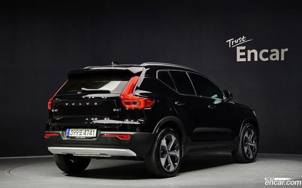 Volvo XC40 B4 2023 — миниатюра 2