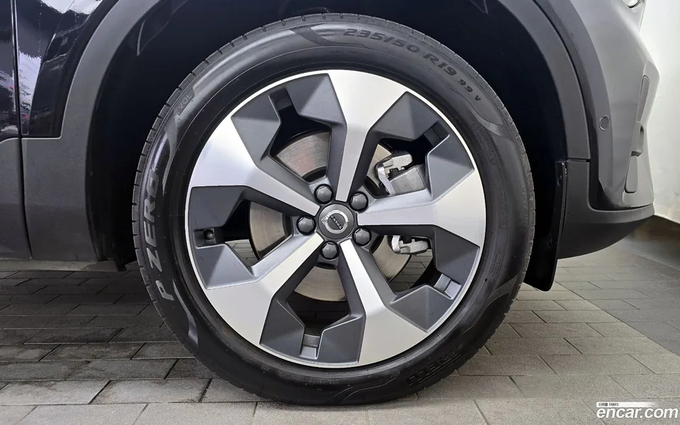 Volvo XC40 B4 2023 — миниатюра 5