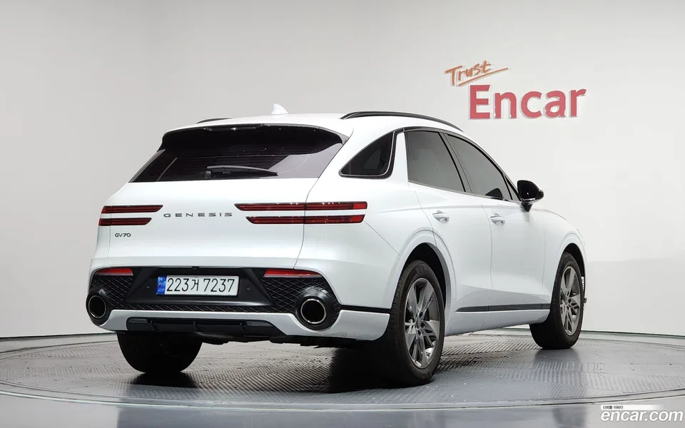 Genesis GV70 2.5T 2WD 2023 — миниатюра 2