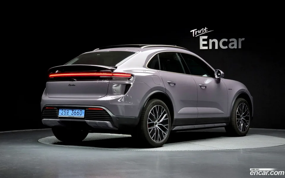 Porsche Macan Electric 2025 — миниатюра 2